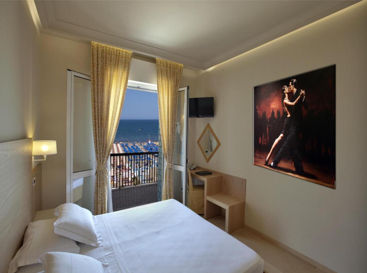 Hotel Ghirlandina Rimini Zimmer foto